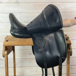 Used Prestige D2 Dressage Saddle 17/MD -Marys Tack and Feed Store 483 R Flap 93800.1747865301